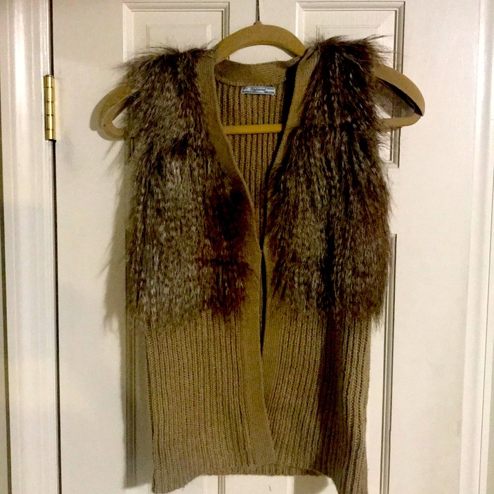 Knitted Vest with Faux Fur.